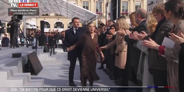 ''Trop familier'' : la véritable raison du vent monumental infligé par Catherine Ringer à Emmanuel Macron