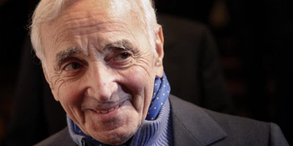 Charles Aznavour : depuis 13 ans, cette choriste de « N’oubliez pas les paroles » garde précieusement un mot intime du chanteur