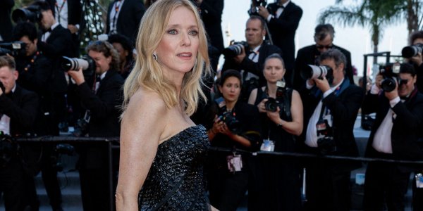 Cannes 2023 : Léa Drucker étincelante en robe bustier et transparence sur le tapis rouge