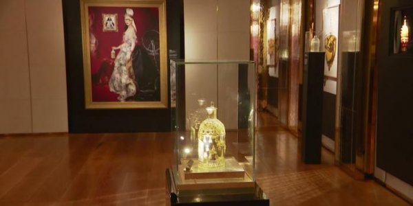 De Audrey Tautou à ORLAN, l’iconique Flacon aux Abeilles de la maison Guerlain inspire de célèbres artistes