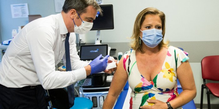 VIDÉO. Vaccin : Olivier Véran a vacciné sa collègue enceinte Olivia Grégoire