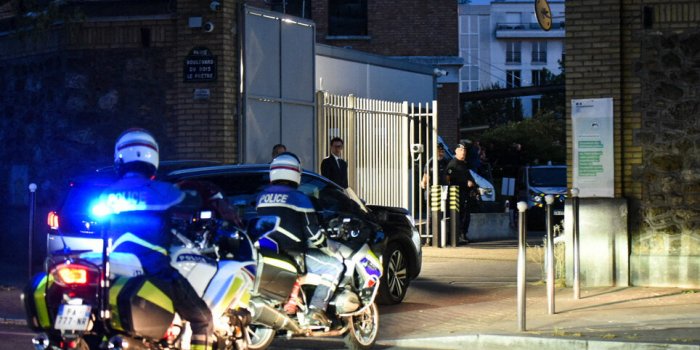 Emmanuel Macron en visite surprise dans une caserne de police à Paris : que leur a-t-il dit ? 