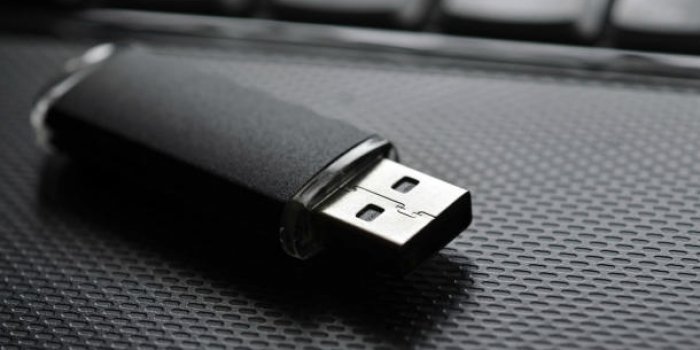 Une clé USB dans votre boîte aux lettres ? Attention à l’arnaque ! 