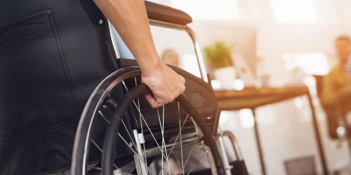 Conjoint invalide : peut-on partir plus tôt à la retraite ?