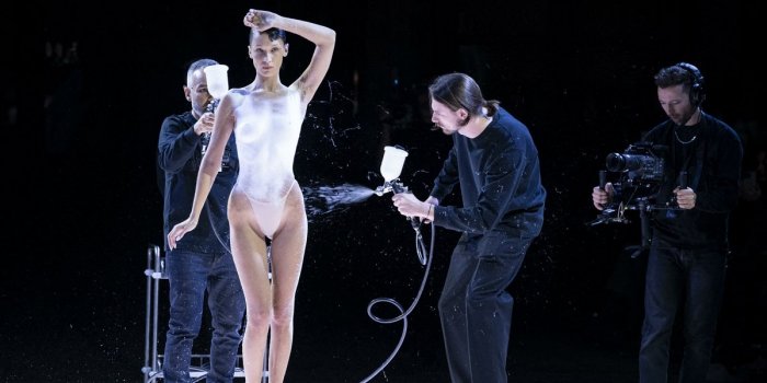 Insolite : Bella Hadid, topless, se fait peindre une robe sur mesure au d&eacute;fil&eacute; Coperni