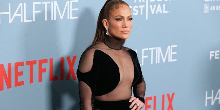 Avant-premi&egrave;re de &quot;Halftime&quot; : Jennifer Lopez est &eacute;blouissante sur le tapis tapis rouge