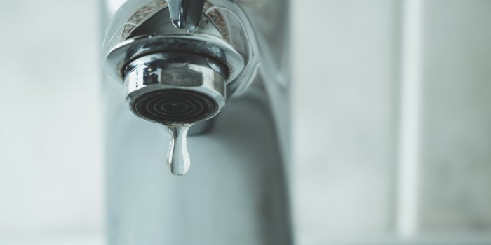 Crise de l'eau : les pr&eacute;cautions &agrave; adopter chez soi pour r&eacute;duire sa consommation 